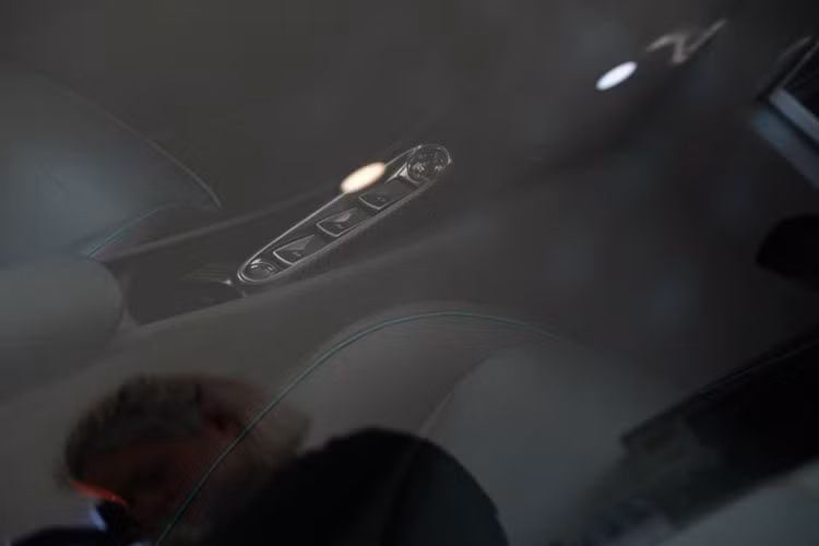 McLaren Artura có công suất tối đa lên đến 680 mã lực và mô-men xoắn cực đại 720 Nm. Khả năng sinh lực kéo tức thời của động cơ điện giúp cho Artura tăng tốc từ 0 lên 100 km/h chỉ trong 3.0 giây, từ 0 lên 200 km/h chỉ trong 8.3 giây và 0 – 300 km/h trong 21.5 giây. Vận tốc tối đa của McLaren Artura có thể đạt tới 330 km/h. Các kỹ sư cũng giới thiệu hộp số ly hợp kép 8 cấp hoàn toàn mới được chế tác riêng cho Artura, nhằm tối ưu hóa sức mạnh và lực kéo từ động cơ.