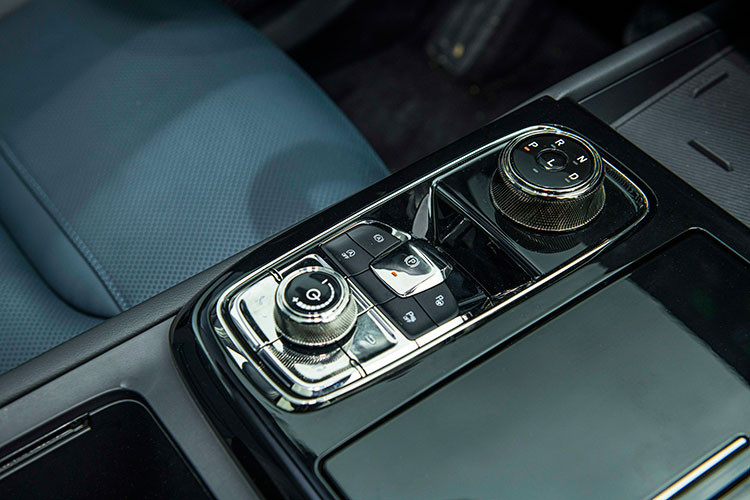 Ngoài các hệ thống an toàn thiết yếu, Territory được trang bị gói công nghệ an toàn Ford Co-Pilot 360 với các tính năng cảnh báo lệch làn đường, phanh tự động khẩn cấp thông minh (hoạt động dựa trên radar và camera), cảnh báo điểm mù, cảnh báo phương tiện cắt ngang khi lùi, kiểm soát hành trình thích ứng, camera 360 độ và hỗ trợ đỗ xe tự động...