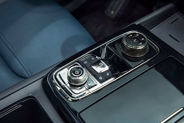 Ngoài các hệ thống an toàn thiết yếu, Territory được trang bị gói công nghệ an toàn Ford Co-Pilot 360 với các tính năng cảnh báo lệch làn đường, phanh tự động khẩn cấp thông minh (hoạt động dựa trên radar và camera), cảnh báo điểm mù, cảnh báo phương tiện cắt ngang khi lùi, kiểm soát hành trình thích ứng, camera 360 độ và hỗ trợ đỗ xe tự động...