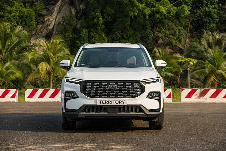 “Tân binh” phân khúc SUV cỡ C này cũng đang nhận được nhiều sự chú ý của khách Việt nhờ ngoại hình khỏe khoắn và bắt mắt. Phần đầu xe gây ấn tượng với lưới tản nhiệt cỡ lớn với mắt lưới xếp hình tổ ong và mạ crôm, nằm ở 2 bên là dải đèn LED định vị ban ngày còn cụm đèn chiếu sáng chính được đặt thấp hơn những cũng được trang bị bóng LED.