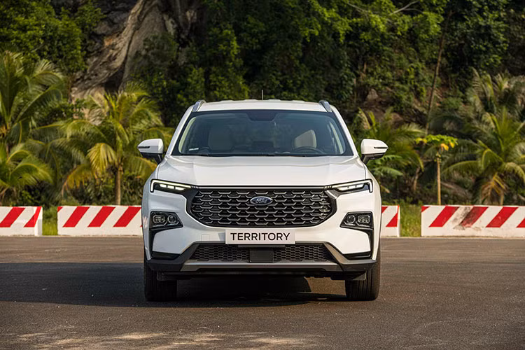 “Tân binh” phân khúc SUV cỡ C này cũng đang nhận được nhiều sự chú ý của khách Việt nhờ ngoại hình khỏe khoắn và bắt mắt. Phần đầu xe gây ấn tượng với lưới tản nhiệt cỡ lớn với mắt lưới xếp hình tổ ong và mạ crôm, nằm ở 2 bên là dải đèn LED định vị ban ngày còn cụm đèn chiếu sáng chính được đặt thấp hơn những cũng được trang bị bóng LED.