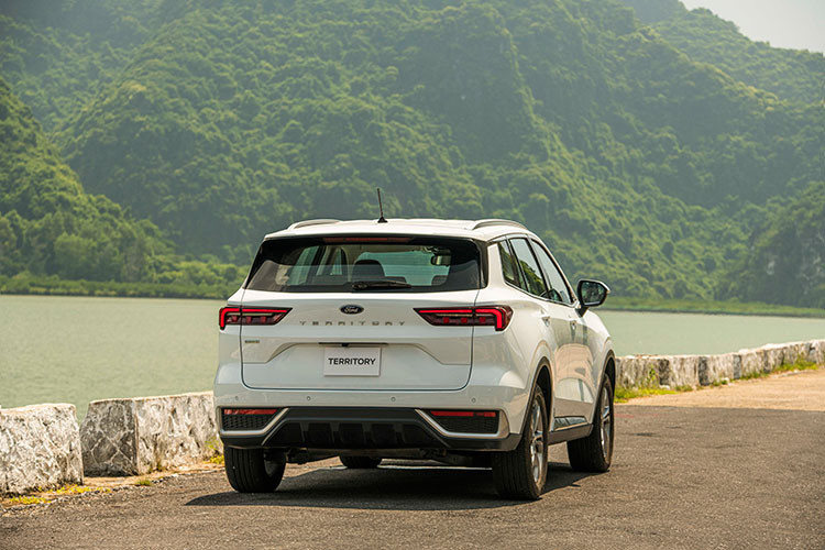 Điều này tùy thuộc vào lượng xe Territory mà đại lý có thể nhập về sau khi ra mắt nên vẫn có một số showroom sẵn sàng bán đúng giá niêm yết cho người dùng. Xe sẽ được bán ra Việt Nam với 3 phiên bản gồm Trend, Titanium và Titanium X. Mức giá xe Ford Territory 2023 tại Việt Nam được đề xuất chính hãng lần lượt là 822, 899 và 935 triệu đồng.