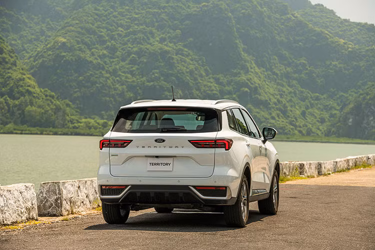 Điều này tùy thuộc vào lượng xe Territory mà đại lý có thể nhập về sau khi ra mắt nên vẫn có một số showroom sẵn sàng bán đúng giá niêm yết cho người dùng. Xe sẽ được bán ra Việt Nam với 3 phiên bản gồm Trend, Titanium và Titanium X. Mức giá xe Ford Territory 2023 tại Việt Nam được đề xuất chính hãng lần lượt là 822, 899 và 935 triệu đồng.
