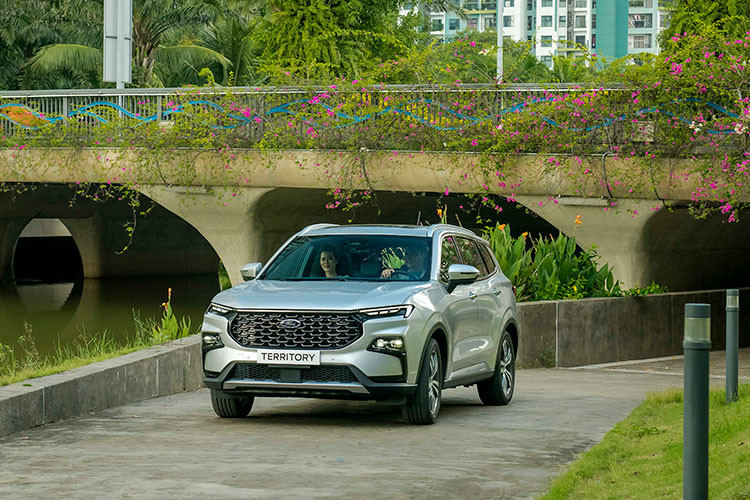 Territory là mẫu crossover hạng C của Ford dành cho thị trường Trung Quốc, Ấn Độ và khu vực Đông Nam Á... Vì thế, nét thiết kế trên sản phẩm này cũng có phần khác so với các đàn anh gầm cao cùng nhà, nhằm phù hợp với thị hiếu của khách hàng tại mỗi khu vực khác nhau. 