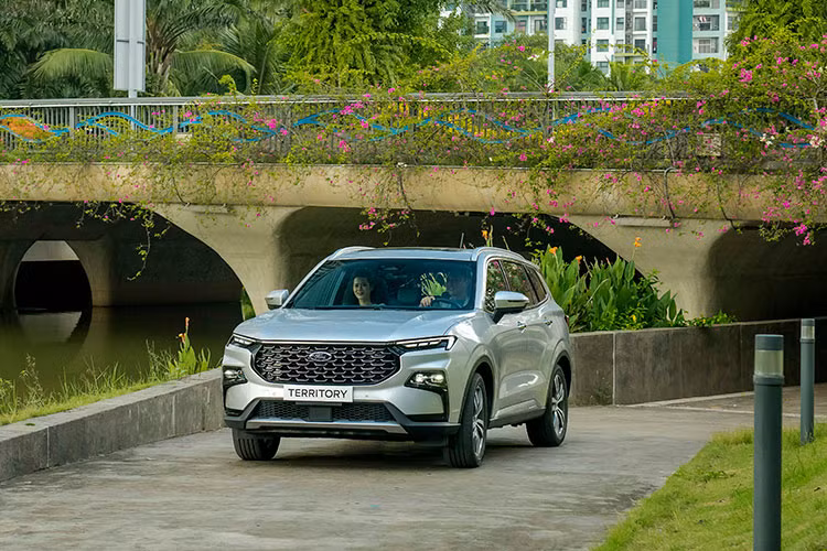 Territory là mẫu crossover hạng C của Ford dành cho thị trường Trung Quốc, Ấn Độ và khu vực Đông Nam Á... Vì thế, nét thiết kế trên sản phẩm này cũng có phần khác so với các đàn anh gầm cao cùng nhà, nhằm phù hợp với thị hiếu của khách hàng tại mỗi khu vực khác nhau. 