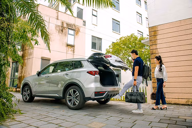 Theo đánh giá của nhiều chuyên gia, các tính năng an toàn của Ford Territory 2023 lần đầu có trong phân khúc SUV hạng C. Những trang bị này giúp cho Territory cạnh tranh tốt hơn với các mẫu xe cùng phân khúc như Mazda CX-5, Honda CR-V, Hyundai Tucson, Kia Sportage và Subaru Forester - vốn đều có gói công nghệ an toàn chủ động. 