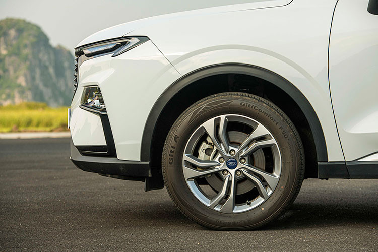 Các phiên bản cao cấp của Territory tại Việt Nam được trang bị hệ thống đèn trước - sau LED, la-zăng hợp kim 5 chấu kép 19 inch và cốp điện mở rảnh tay. Dung tích khoang hành lý 448 lít, có thể mở rộng lên 1.422 lít.