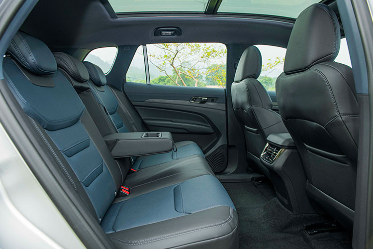 Tất cả phiên bản Ford Territory dùng động cơ tăng áp Ecoboost 1.5L, công suất 160 mã lực, mô-men xoắn 248 Nm, hộp số ly hợp kép ướt 7 cấp và hệ dẫn động cầu trước. Đi kèm là 4 chế độ lái gồm Tiết kiệm (Eco), Bình thường (Normal), Thể thao (Sport) và Đồi núi (Mountain). 