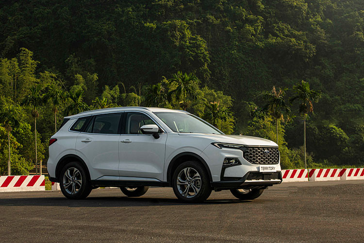 Theo kế hoạch, Ford Territory 2023 mới đã chính thức ra mắt tại Việt Nam và sẽ được bàn gia đến khách hàng từ 1/11/2022. Tuy nhiên ở thời điểm hiện tại, một số đại lý đã rục rich áp gói “lạc” cho mẫu C-SUV này. Cụ thể, gói phụ kiện người dùng phải mua để nhận xe sớm sẽ có giá trị khác nhau tùy từng đại lý, có nơi chỉ khoảng 15 triệu đồng nhưng có nơi lại lên tới 30 triệu đồng.