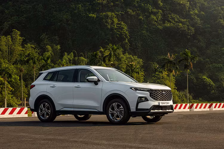Theo kế hoạch, Ford Territory 2023 mới đã chính thức ra mắt tại Việt Nam và sẽ được bàn gia đến khách hàng từ 1/11/2022. Tuy nhiên ở thời điểm hiện tại, một số đại lý đã rục rich áp gói “lạc” cho mẫu C-SUV này. Cụ thể, gói phụ kiện người dùng phải mua để nhận xe sớm sẽ có giá trị khác nhau tùy từng đại lý, có nơi chỉ khoảng 15 triệu đồng nhưng có nơi lại lên tới 30 triệu đồng.
