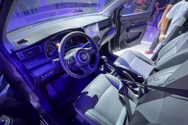 Những chi tiết còn lại của Suzuki Ertiga Sport Hybrid 2023 ở Philippines không khác gì xe dành cho Indonesia, bao gồm cản trước tích hợp hốc gió trung tâm với mắt lưới hình mắt cáo và cánh lướt gió hầm hố hơn, ốp hông, cản sau, bộ khuếch tán gió cũng như nẹp mạ crôm mới nằm sát kính sau. Bên cạnh đó là đèn pha Halogen tự động và gương chiếu hậu gập tự động, đi kèm đèn báo rẽ.