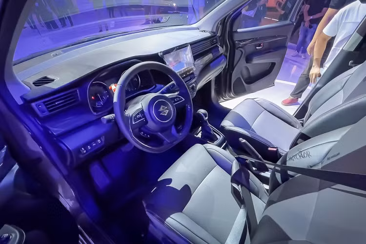 Những chi tiết còn lại của Suzuki Ertiga Sport Hybrid 2023 ở Philippines không khác gì xe dành cho Indonesia, bao gồm cản trước tích hợp hốc gió trung tâm với mắt lưới hình mắt cáo và cánh lướt gió hầm hố hơn, ốp hông, cản sau, bộ khuếch tán gió cũng như nẹp mạ crôm mới nằm sát kính sau. Bên cạnh đó là đèn pha Halogen tự động và gương chiếu hậu gập tự động, đi kèm đèn báo rẽ.