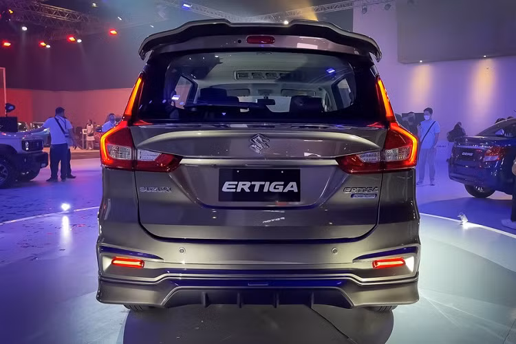 Ngoài ra, Suzuki Ertiga Sport Hybrid 2023 ở Philippines còn không có dải đèn LED hình boomerang ở hốc đèn sương mù trước và bộ vành hợp kim 5 chấu kép, sơn 2 màu thể thao như xe đang bán tại Indonesia. Thay vào đó, xe vẫn dùng vành 15 inch với thiết kế 7 chấu.
