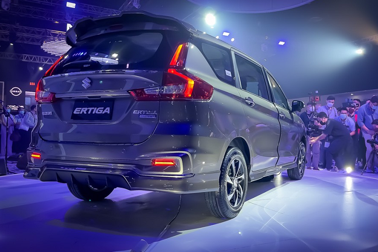 Bù lại, Suzuki Ertiga Sport Hybrid 2023 dành cho thị trường Philippines được trang bị tốt hơn xe ở Indonesia. Cụ thể, bên trong mẫu MPV này là không gian nội thất màu đen tuyền với những chi tiết ốp màu đen bóng làm điểm nhấn. Thêm vào đó là bảng đồng hồ mới với màn hình màu đa thông tin cải tiến.