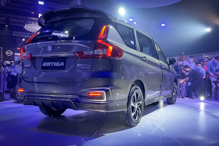 Bù lại, Suzuki Ertiga Sport Hybrid 2023 dành cho thị trường Philippines được trang bị tốt hơn xe ở Indonesia. Cụ thể, bên trong mẫu MPV này là không gian nội thất màu đen tuyền với những chi tiết ốp màu đen bóng làm điểm nhấn. Thêm vào đó là bảng đồng hồ mới với màn hình màu đa thông tin cải tiến.