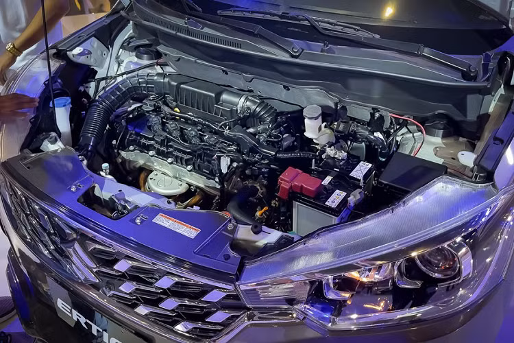 Đặc biệt, Suzuki Ertiga Sport Hybrid 2023 ở thị trường Philippines còn có ghế bọc da, cửa cốp chỉnh điện, màn hình cảm ứng trung tâm 9 inch và camera 360 độ. Trong khi đó, Suzuki Ertiga Sport Hybrid ở Indonesia dùng nội thất bọc nỉ, màn hình cảm ứng trung tâm 8 inch và không có camera 360 độ.