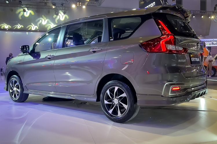 Chiếc xe được trưng bày trong triển lãm thuộc phiên bản Sport với thiết kế thể thao hơn. So với xe tại Indonesia, Suzuki Ertiga Sport Hybrid 2023 mới dành cho Philippines sở hữu thiết kế ngoại có một số điểm khác biệt. Cụ thể, xe được trang bị lưới tản nhiệt mạ crôm thay vì sơn màu đen như Suzuki Ertiga Sport Hybrid ở Indonesia.