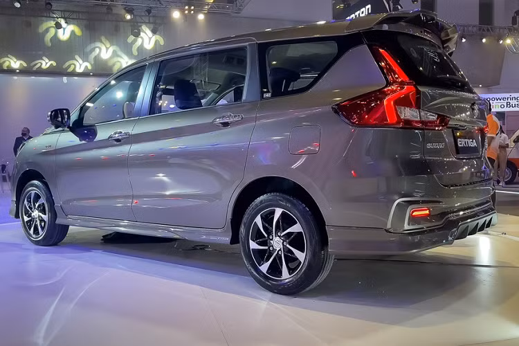 Chiếc xe được trưng bày trong triển lãm thuộc phiên bản Sport với thiết kế thể thao hơn. So với xe tại Indonesia, Suzuki Ertiga Sport Hybrid 2023 mới dành cho Philippines sở hữu thiết kế ngoại có một số điểm khác biệt. Cụ thể, xe được trang bị lưới tản nhiệt mạ crôm thay vì sơn màu đen như Suzuki Ertiga Sport Hybrid ở Indonesia.