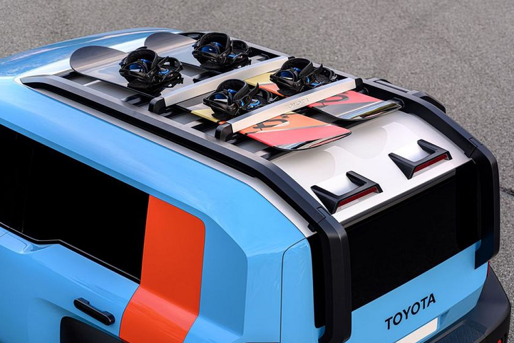 Phần đuôi xe SUV Toyota Compact Cruiser EV gợi liên tưởng đến mẫu Jeep Wrangler với cụm đèn hậu LED phân tầng đặt dọc ở hai cạnh xe. Cửa hậu của chiếc SUV điện được thiết kế khá lạ mắt, tạo cảm giác chắc chắn khi có thêm phần nối dài của thanh giá nóc.