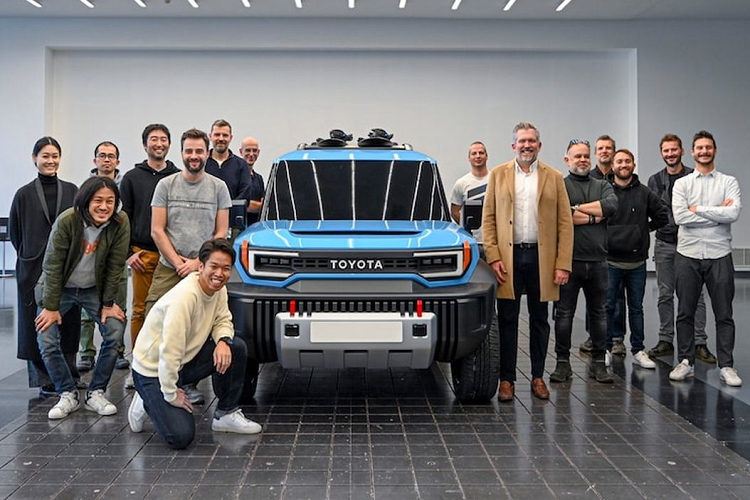 Compact Cruiser EV được chấp bút bởi nhóm thiết kế của Toyota tại Nice, Pháp và đã được vinh danh với Giải thưởng Thiết kế Xe hơi năm 2022 cho các mẫu xe concept của tạp chí Auto &amp; Design, một ấn phẩm của Ý.