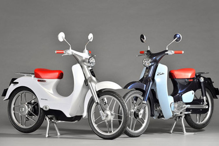 Trong khi đó, vào năm 2015, hãng Honda từng ra mắt một mẫu xe máy điện dưới dạng concept mang tên Electric Super Cub. Qua những hình ảnh mới, có thể thấy Honda Super Cub thuần điện sở hữu thiết kế khá đơn giản và gọn gàng.