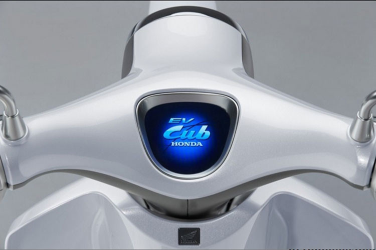 Tuy có bàn đạp nhưng Honda Super Cub phiên bản thuần điện lại được xếp vào phân khúc xe máy điện thay vì xe đạp điện.Khác với xe đạp điện, xe máy điện là phân khúc đòi hỏi người dùng phải đăng ký biển số và mua bảo hiểm nhưng lại có tốc độ cao hơn, giới hạn ở mức tối đa 48 km/h.