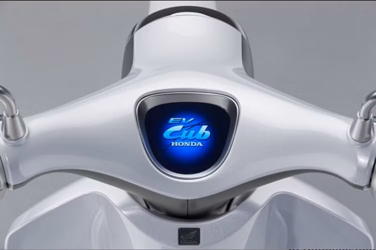 Tuy có bàn đạp nhưng Honda Super Cub phiên bản thuần điện lại được xếp vào phân khúc xe máy điện thay vì xe đạp điện.Khác với xe đạp điện, xe máy điện là phân khúc đòi hỏi người dùng phải đăng ký biển số và mua bảo hiểm nhưng lại có tốc độ cao hơn, giới hạn ở mức tối đa 48 km/h.