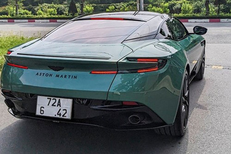 Hiện chưa rõ mức giá xe Aston Martin DB11 V8 của vị đại gia bí ẩn tại Vũng Tàu, chỉ biết rằng mức giá phiên bản coupe chính hãng được chào bán là 18,799 tỷ đồng. 