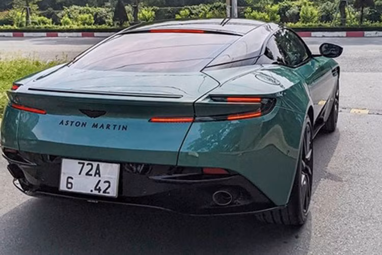 Hiện chưa rõ mức giá xe Aston Martin DB11 V8 của vị đại gia bí ẩn tại Vũng Tàu, chỉ biết rằng mức giá phiên bản coupe chính hãng được chào bán là 18,799 tỷ đồng. 