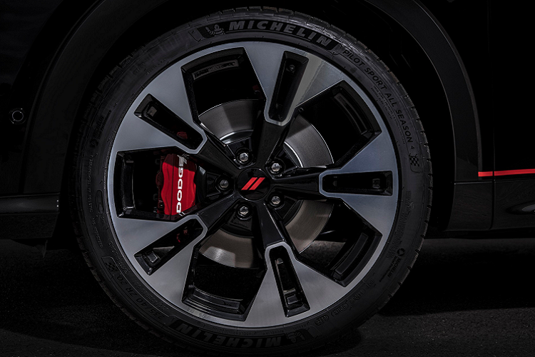 Khi kết hợp cả hai hệ thống này, mẫu xe Dodge Hornet R/T 2022 mới có khả năng sản sinh mức tổng công suất 285 mã lực và mô-men xoắn 519 Nm. Bên cạnh đó, phiên bản này cũng được trang bị hộp số tự động sáu cấp truyền sức mạnh qua cả bốn bánh. Dodge đã trang bị cho Hornet R/T một gói pin lithium-ion 15,5 kWh và một máy phát điện khởi động cung cấp mô-men xoắn đến dây curoa động cơ, hỗ trợ phản ứng động và sạc lại pin.