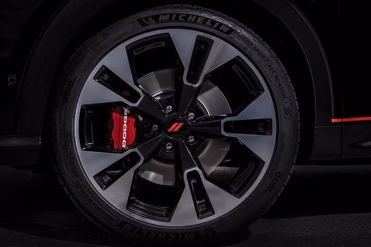 Khi kết hợp cả hai hệ thống này, mẫu xe Dodge Hornet R/T 2022 mới có khả năng sản sinh mức tổng công suất 285 mã lực và mô-men xoắn 519 Nm. Bên cạnh đó, phiên bản này cũng được trang bị hộp số tự động sáu cấp truyền sức mạnh qua cả bốn bánh. Dodge đã trang bị cho Hornet R/T một gói pin lithium-ion 15,5 kWh và một máy phát điện khởi động cung cấp mô-men xoắn đến dây curoa động cơ, hỗ trợ phản ứng động và sạc lại pin.