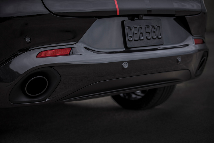 Mẫu xe này có khả năng di chuyển thuần điện lên tới 48 km. Hornet R/T cũng có tính năng “PowerShot” hấp dẫn cung cấp thêm 25 mã lực trong tối đa 15 giây. Mẫu xe được trang bị tổng cộng ba chế độ lái Hybrid. Ở chế độ “Hybrid Mode” tiêu chuẩn, động cơ và mô tơ kết hợp để tạo ra hiệu suất tối đa.