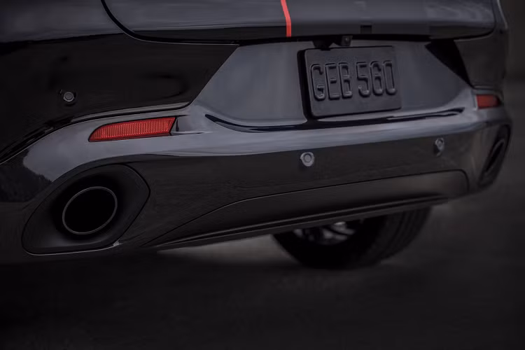 Mẫu xe này có khả năng di chuyển thuần điện lên tới 48 km. Hornet R/T cũng có tính năng “PowerShot” hấp dẫn cung cấp thêm 25 mã lực trong tối đa 15 giây. Mẫu xe được trang bị tổng cộng ba chế độ lái Hybrid. Ở chế độ “Hybrid Mode” tiêu chuẩn, động cơ và mô tơ kết hợp để tạo ra hiệu suất tối đa.