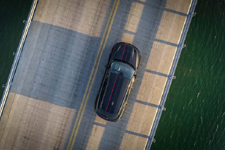 Trong chế độ “Electric Mode”, chiếc SUV chỉ hoạt động bằng năng lượng điện trong khi ở chế độ tiết kiệm điện, xe hoạt động bằng động cơ 1.3 lít để tiết kiệm pin. Phiên bản thứ hai là Dodge Hornet GT bản thông thường.