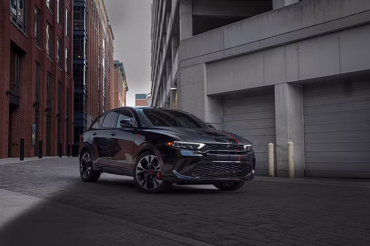 Mẫu xe được trang bị động cơ tăng áp 4 xi-lanh Hurricane4 2.0 lít có công suất 268 mã lực và mô-men xoắn 400 Nm. Xe cũng được trang bị đi kèm với hộp số tự động chín cấp cùng với hệ dẫn động bốn bánh. Phiên bản này có thể đạt tốc độ 96 km/h trong 6,5 giây.