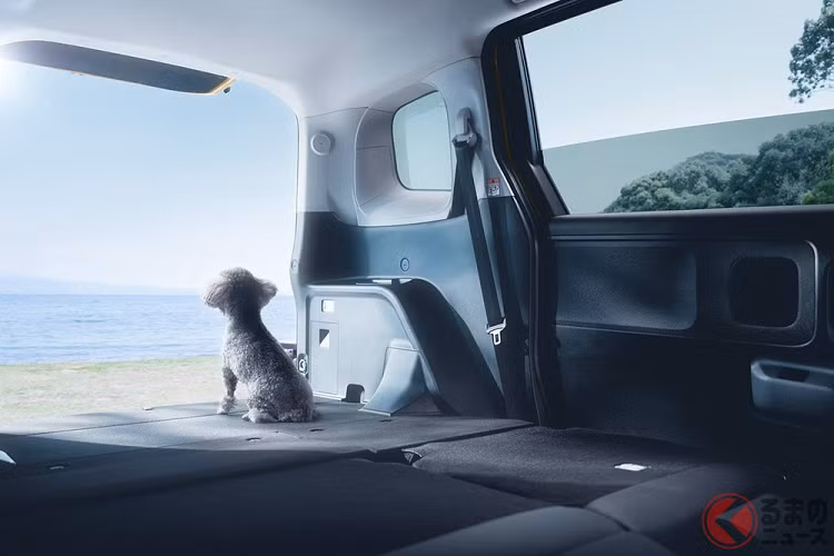 Nhờ đó, người dùng có thể gập phẳng ghế xuống, tạo thành chiếc giường để nghỉ ngơi khi cần. Sàn khoang hành lý cũng được hạ thấp 60 mm để trở nên phẳng hơn, tăng thể tích chứa đồ. Không chỉ thực dụng, nội thất của mẫu MPV này còn tiện nghi hơn với hệ thống thông tin giải trí Display Audio Plus, đi kèm màn hình cảm ứng 10,5 inch, tương thích với hệ thống định vị mới ở bản cao cấp nhất.