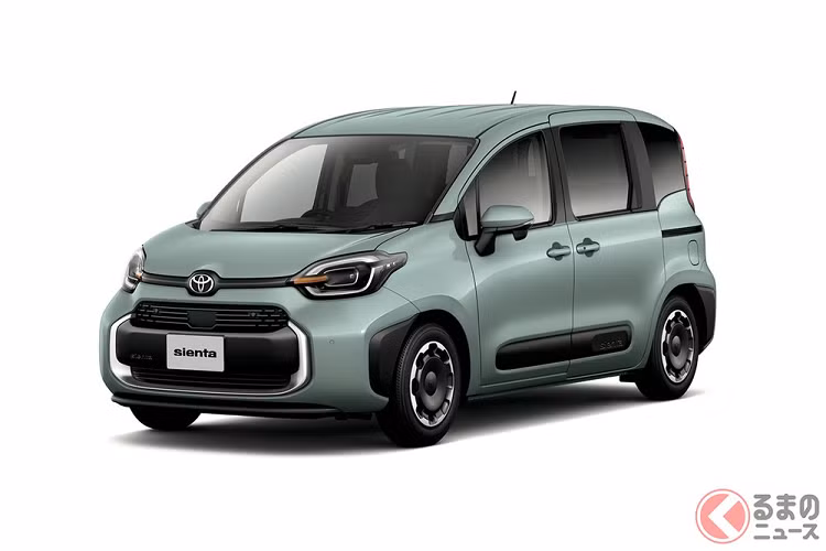 Trên đầu xe, Toyota Sienta 2023 được trang bị cụm đèn pha tròn trịa hơn trước và bao quanh bằng dải đèn LED định vị ban ngày ở bản cao cấp. Nối giữa 2 đèn pha là nẹp màu đen tích hợp logo của hãng Toyota.