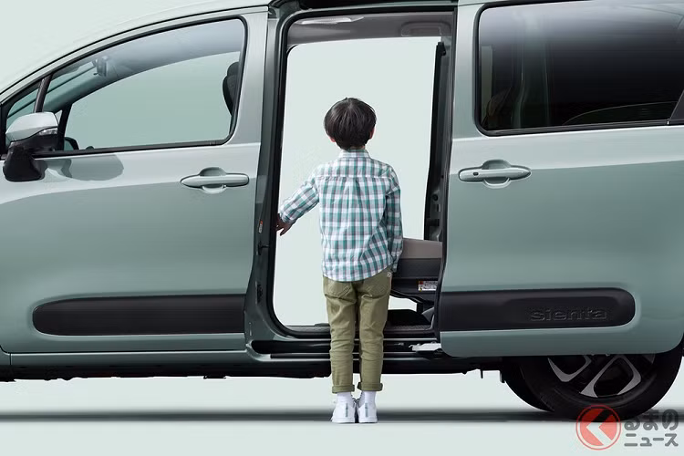 Ở bản thấp, xe chỉ dùng đèn pha Halogen và không có dải đèn LED định vị ban ngày trong khi viền bao quanh hốc gió trung tâm được sơn màu đen. Khác với Veloz Cross và Innova đang bán ở Việt Nam, Toyota Sienta 2023 được trang bị cả cửa trượt bên sườn. Khoảng mở của cửa tăng 60 mm so với trước, giúp hành khách ra/vào xe dễ dàng hơn.