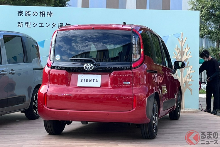 Theo hãng Toyota, cái tên Sienta được ghép từ 2 từ "siete" (có nghĩa là "số 7" trong tiếng Tây Ban Nha) và "entertain" (có nghĩa là "giải trí" trong tiếng Anh). Tuy nhiên, trên thực tế thì mẫu xe này sở hữu nội thất có 2 cấu hình là 5 chỗ và 7 chỗ.