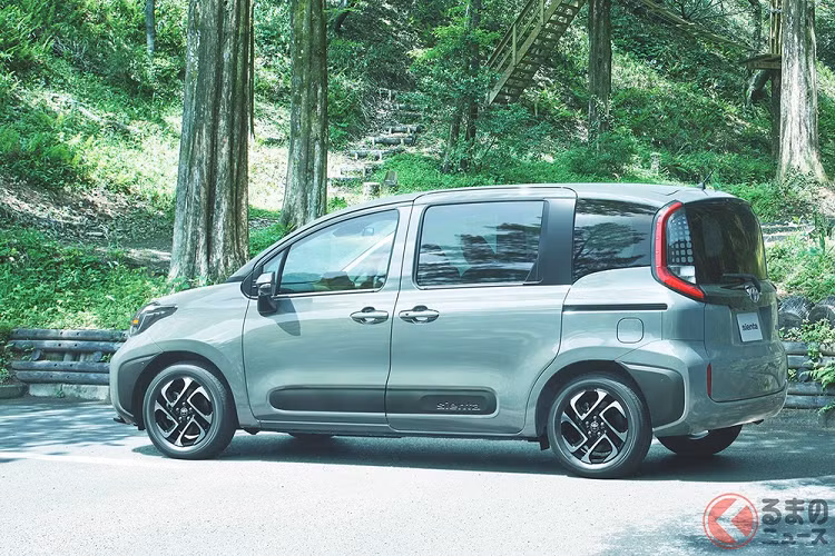 Khi mua Toyota Sienta 2023, khách hàng Nhật Bản có thể chọn 1 trong 2 loại động cơ. Đầu tiên là động cơ xăng 3 xi-lanh, dung tích 1.5L, sản sinh công suất tối đa 120 mã lực tại tua máy 6.600 vòng/phút và mô-men xoắn cực đại 145 Nm tại tua máy 4.800 - 5.200 vòng/phút.