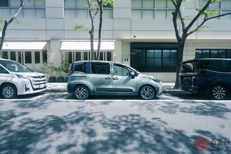 Bên cạnh đèn hậu còn có họa tiết mắt lưới giống Toyota Sienta thế hệ đầu tiên nhưng chỉ áp dụng cho bản cao cấp. Thiết kế cửa cốp và cản sau của xe cũng đã được làm mới.