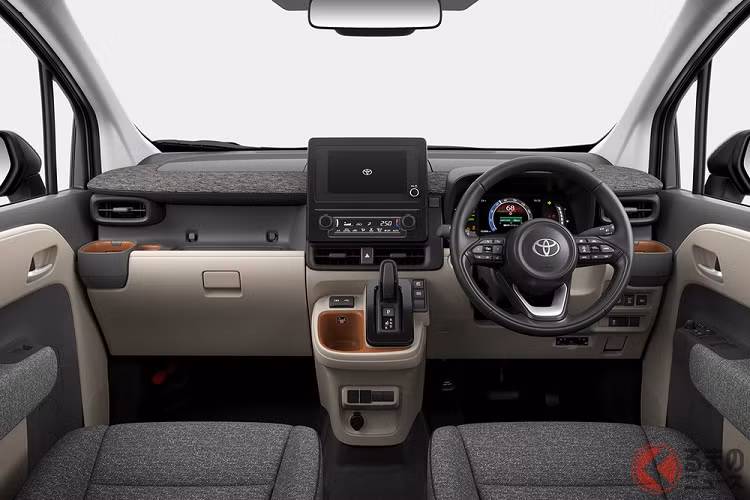 Tiếp đến là cần số mới, phanh đỗ xe đặt dưới sàn để chỉnh bằng chân, hệ thống âm thanh 6 loa, hệ thống điều hòa với cửa gió trên trần dành cho hàng ghế sau, hệ thống lọc không khí NanoeX, gương kỹ thuật số, camera hành trình phía trước, rèm cửa ở hàng ghế sau...cổng USB Type A/Type C và ổ điện AC 100V 1.500W.