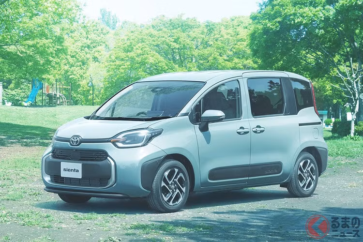 Tương tự kích thước, thiết kế ngoại thất của Toyota Sienta 2023 cũng không hẳn là lột xác so với thế hệ cũ. Nguyên nhân là do hãng Toyota muốn áp dụng thiết kế "quen thuộc và dễ mến" cho mẫu MPV này.