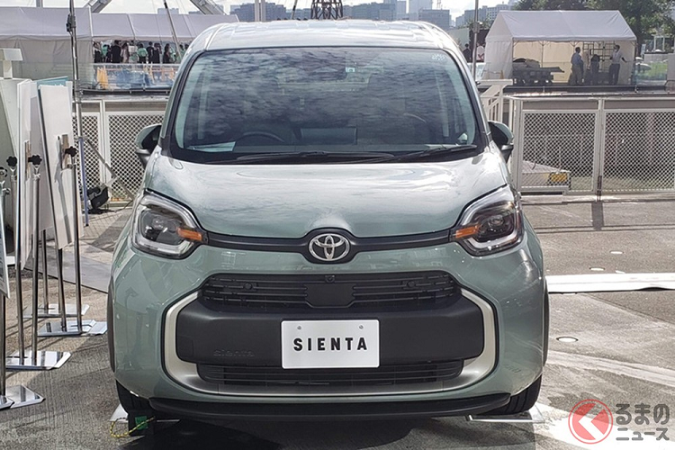 Phiên bản hybrid của mẫu MPV này có cả hệ dẫn động 1 cầu hoặc 2 cầu. Lượng xăng tiêu thụ trung bình của phiên bản hybrid dao động từ 25,3 - 28,8 km/lít (3,47 - 3,95 lít/100 km). Sau Nhật Bản, xe dự kiến còn được bán ở nhiều thị trường khác như Indonesia và Thái Lan. Ở những thị trường này, Toyota Sienta 2023 sẽ được định vị thấp hơn Innova.
