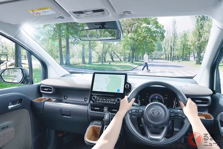 Đó là chưa kể đến công nghệ camera 360 độ, có thể hiển thị cả khu vực bên dưới gầm xe. Trang bị này nằm trong gói công nghệ Toyota Teammate Advanced Park. Nếu không mua gói Toyota Teammate Advanced Park, khách hàng Nhật Bản vẫn có thể chi thêm tiền để lắp camera 360 độ cho xe nhưng không có tính năng hiển thị dưới gầm.