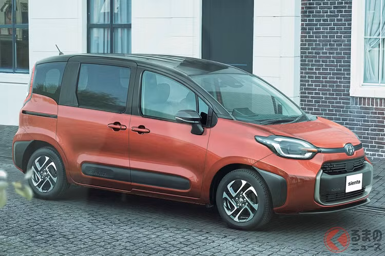 Ngoài ra, cửa còn có tính năng chỉnh điện rảnh tay tiện lợi. Khi người lái cầm theo chìa khóa và đến gần, cửa trượt sẽ tự động mở ra. Khi người lái khua chân dưới cửa trước, cửa trượt sẽ tự động đóng lại. Để tạo cảm giác rộng rãi, thoáng đãng hơn cho nội thất mà không khiến thiết kế ngoại thất trông quá đồ sộ, hãng Toyota đã dùng đến kính cửa sổ thẳng đứng và rộng hơn trước.