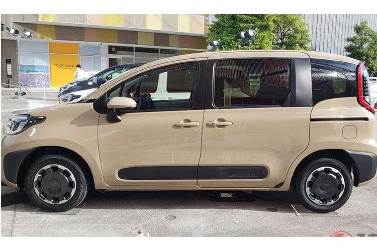 Được phát triển dựa trên cơ sở gầm bệ TNGA (GA-B), mẫu xe MPV cỡ nhỏ Toyota Sienta 2023 không thay đổi nhiều về kích thước với chiều dài 4.260 mm, chiều rộng 1.695 mm, chiều cao 1.695 - 1.715 mm (tùy phiên bản) và chiều dài cơ sở 2.750 mm.