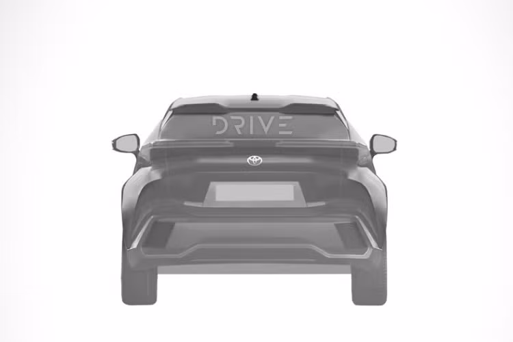 Điều gây tò mò là xe lại dùng bộ vành la-zăng giống hệt Toyota Yaris Cross GR Sport mới. Ở phía sau, có vẻ mẫu xe này cũng được trang bị cụm đèn hậu nằm vắt ngang đuôi xe và sát với kính chắn gió. Trong khi đó, cửa cốp được chia thành 2 tầng bằng đường vuốt sắc sảo ở giữa, kéo dài xuống cản sau. Tương tự cản trước, cản sau cũng đi kèm viền màu đen dày dặn.