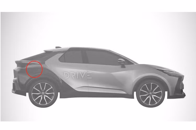 Thêm vào đó, mẫu xe này đi kèm 2 nắp nhỏ bên sườn, ngay phía trên chắn bùn sau. Vì thế, mẫu SUV thay thế Toyota C-HR được dự đoán là xe plug-in hybrid (PHEV) hơn là ôtô điện. Nhiều khả năng mẫu SUV cỡ B mới thay thế Toyota C-HR sẽ chính thức ra mắt vào mùa hè năm sau.