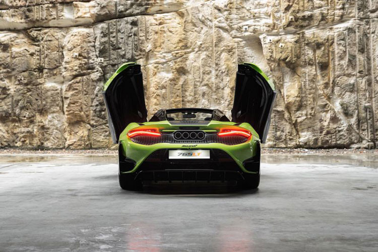 Giá xe McLaren 765LT Spider được hé lộ từ 29,3 tỷ đồng, đây là mức giá chưa bao gồm các tùy chọn thêm của khách hàng và tất nhiên là chưa tính chi phí lăn bánh cho xe. Có thể xem đây là mức giá cực kỳ ưu đãi cho lần ra mắt của đại lý xe McLaren Việt Nam.